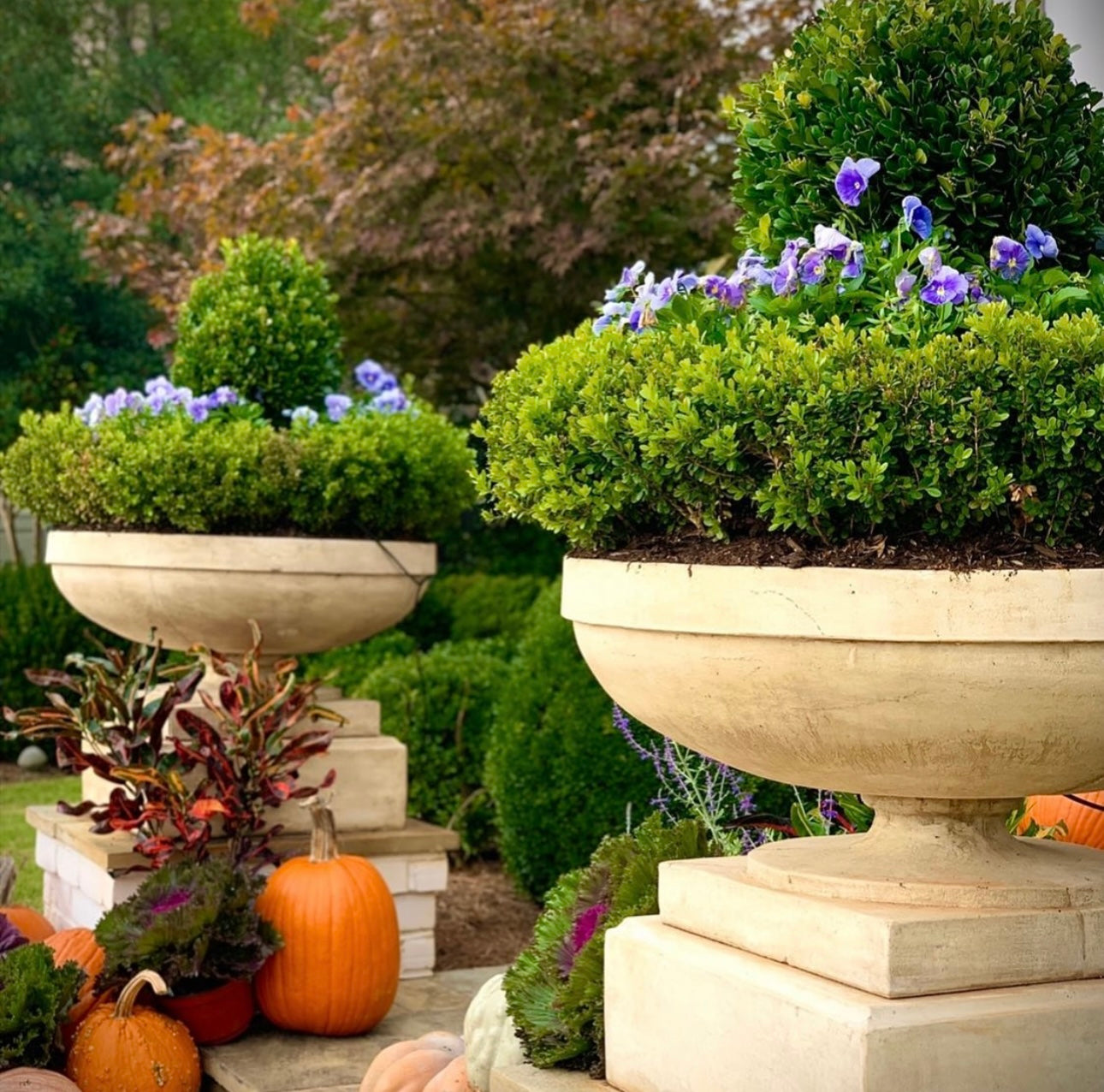 ENGLISH VILLAGE URN
