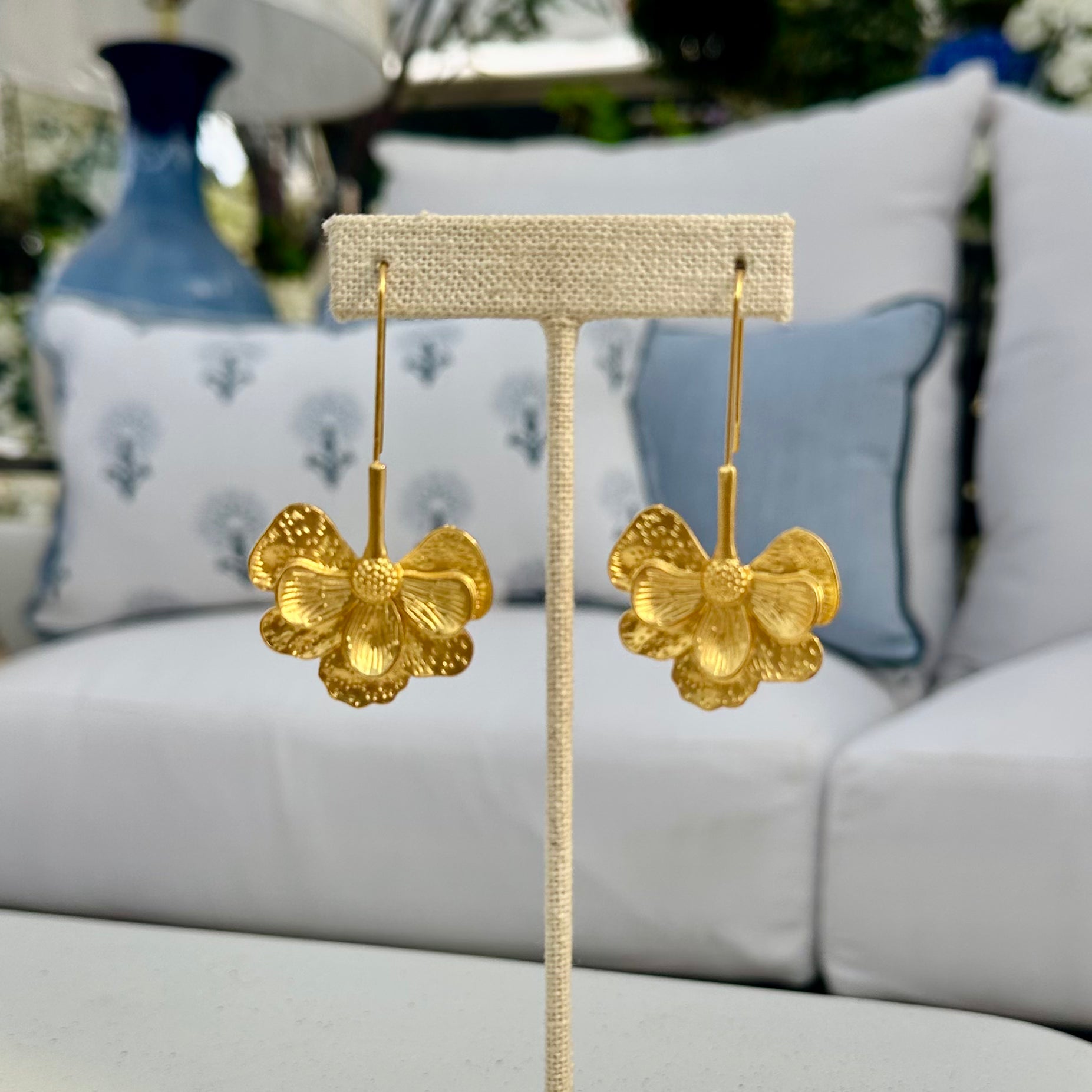 MATTE GOLD FLOWER DROPS