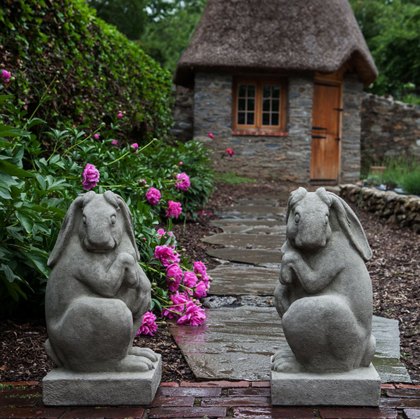 NEWPORT RABBIT FACING RIGHT STATUE